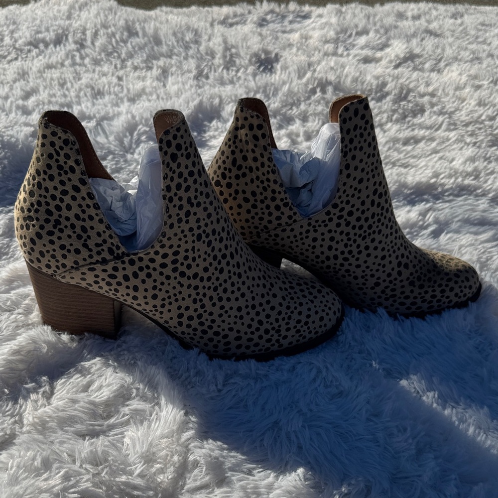 Chic Leopard Print Ankle Booties